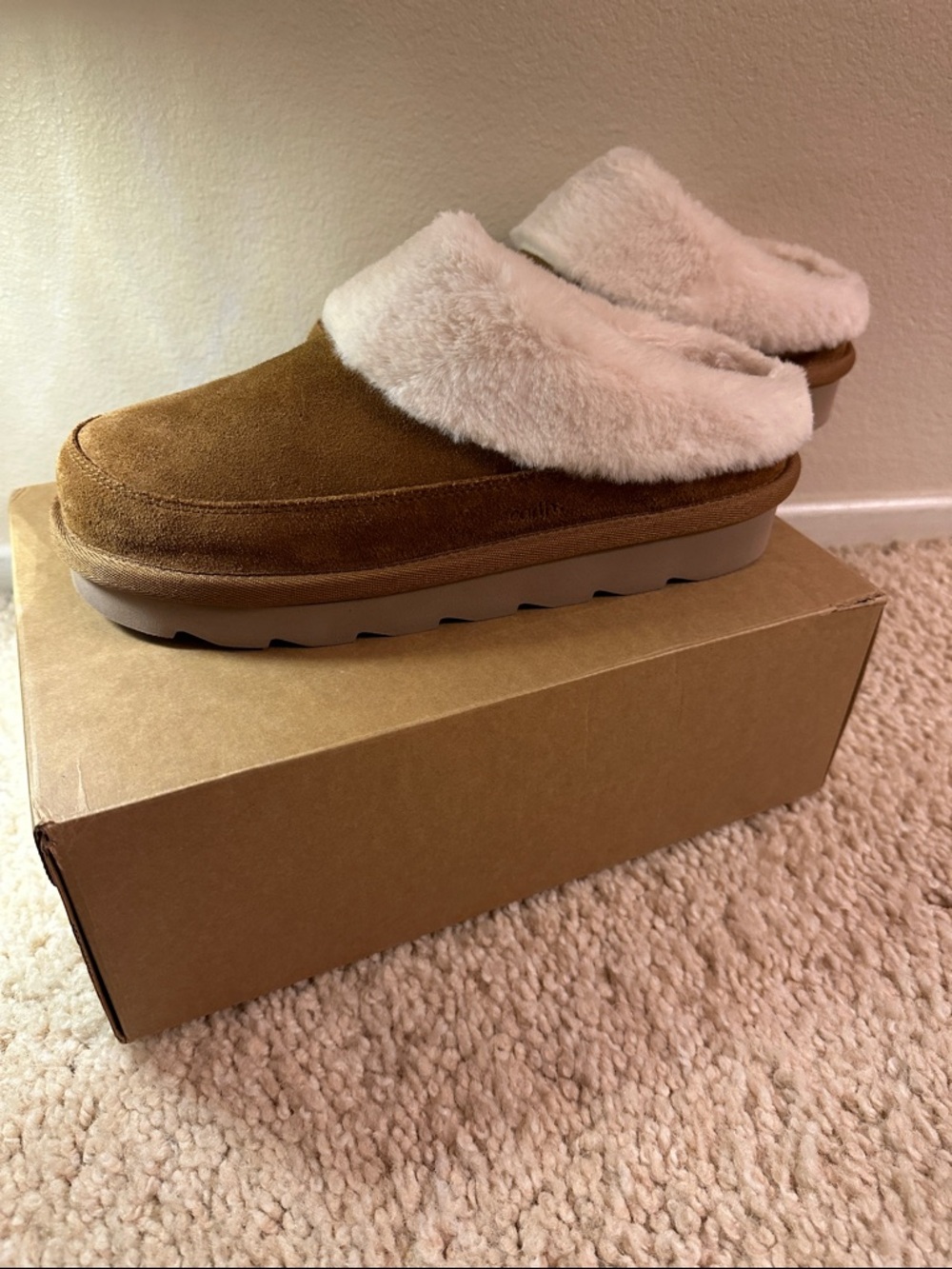 Earth medium brown slippers cozy and comfy. Size 9 - Picture 3 of 7
